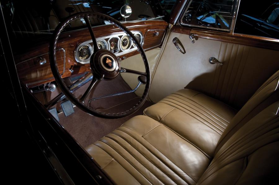 Интерьер Packard Twelve 2/4-Passenger Coupe Roadster 1936 года  (фото 14 из 17)